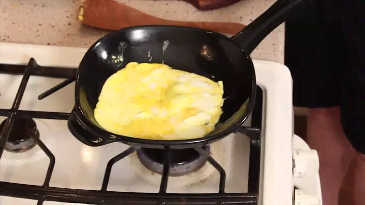 How to Cook an Omelet in the Xtrema 9 5 100% All Ceramic Omelet Pan